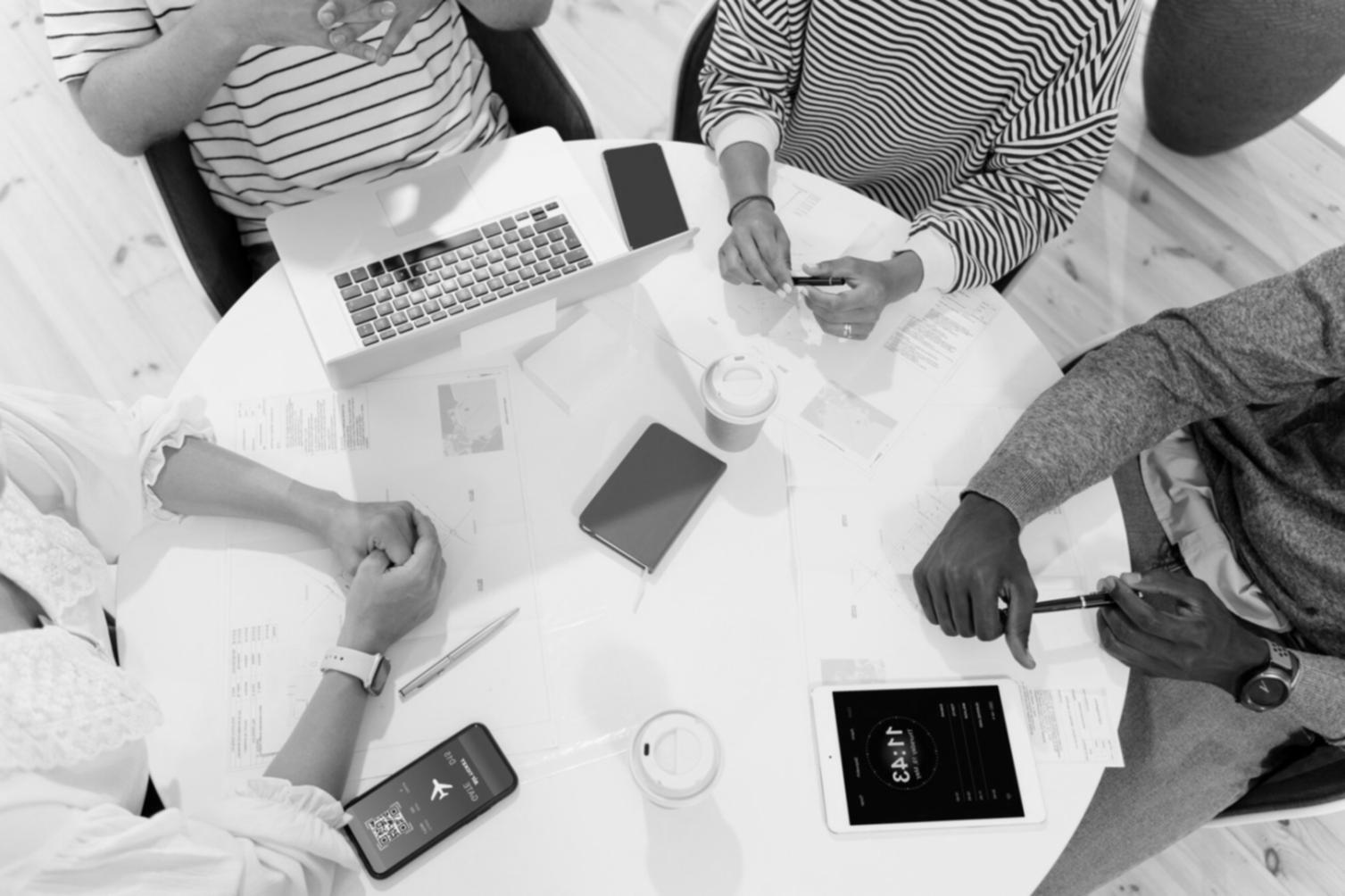 Bureau moderne et lumineux de lorynthexa à Angers avec vue sur l'équipe collaborative
