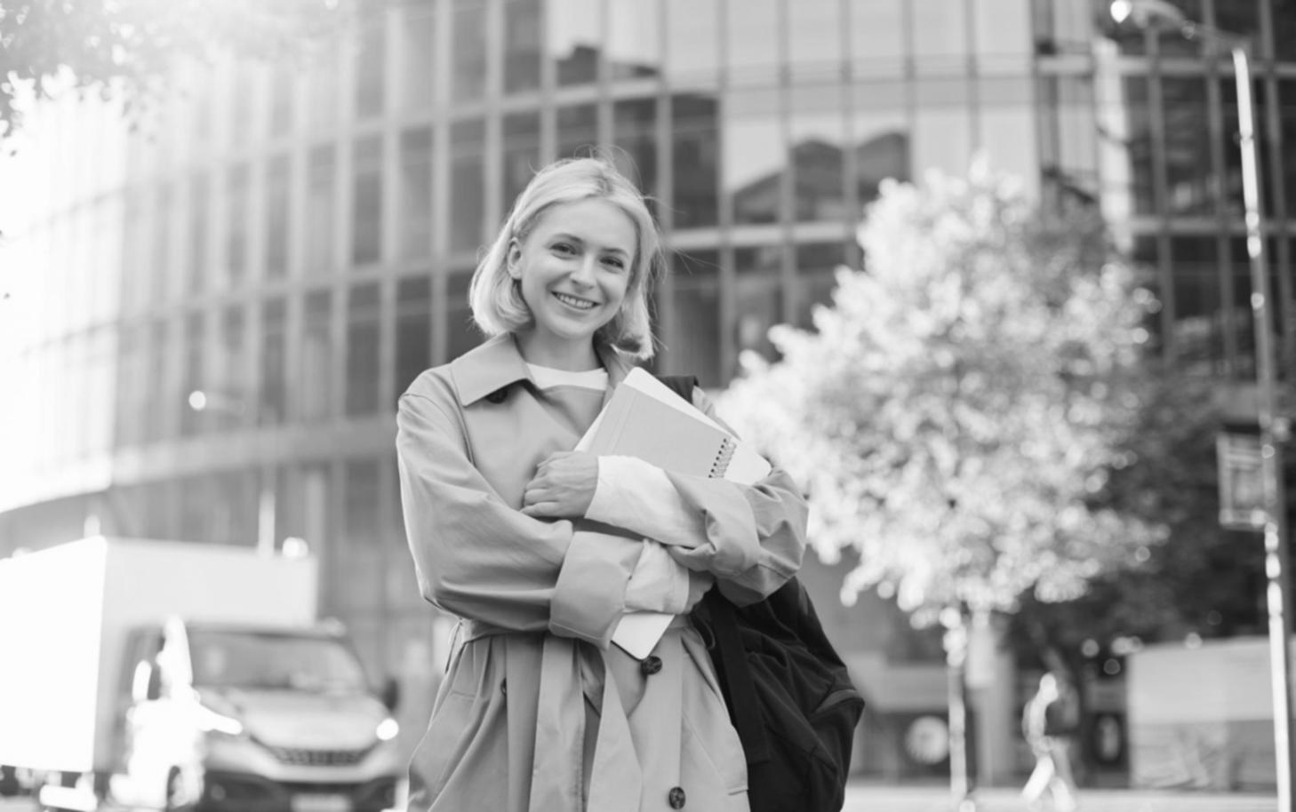 Dirigeant d'entreprise analysant des documents financiers sur son bureau