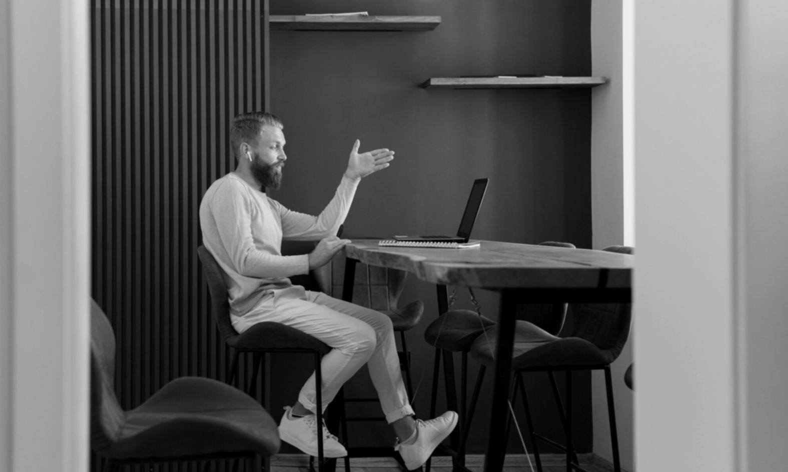 Espace de travail collaboratif chez lorynthexa avec équipe en réunion informelle