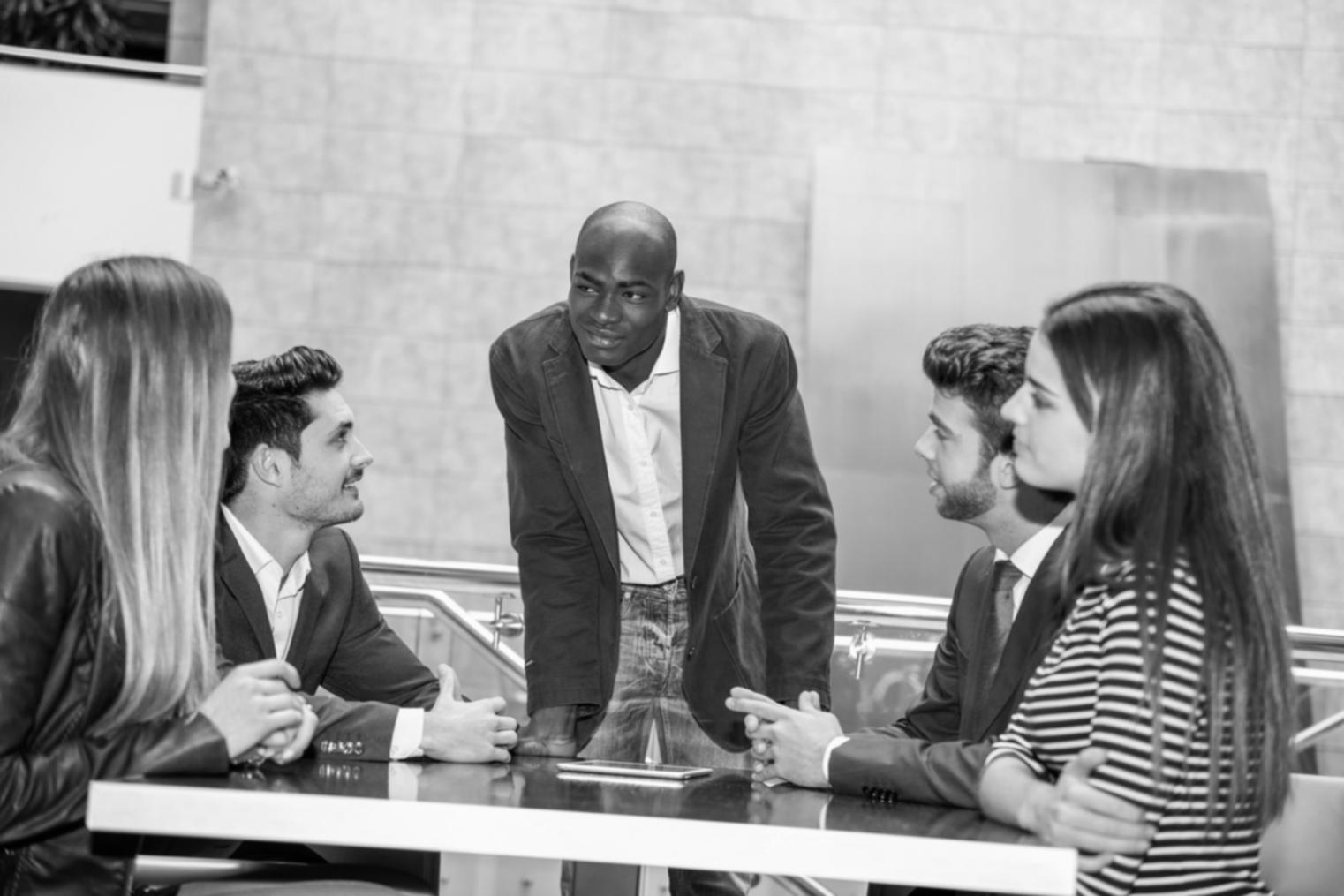 Analyse détaillée de documents financiers lors d'une session de travail